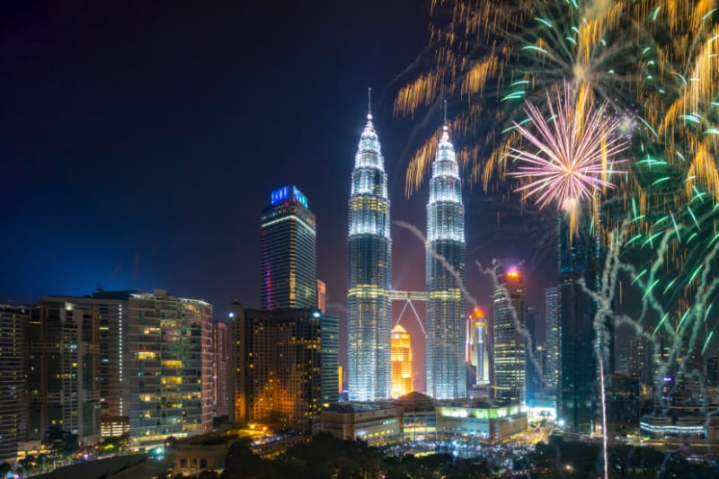 マレーシアの首都クアラルンプールの夜景と花火の写真