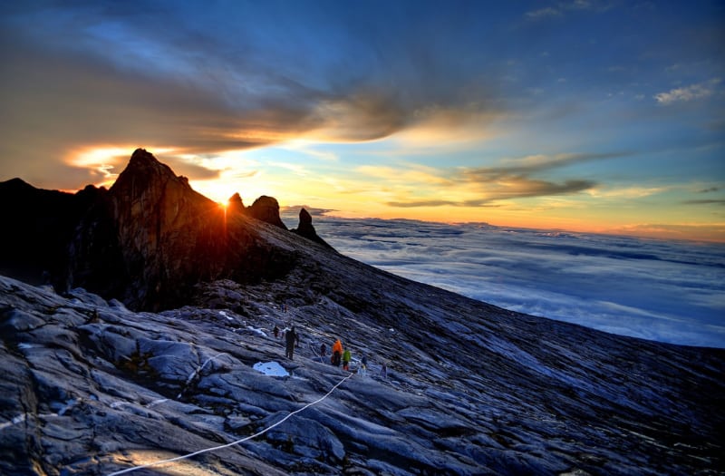 キナバル山の山頂近くの写真。朝日に輝く山と雲