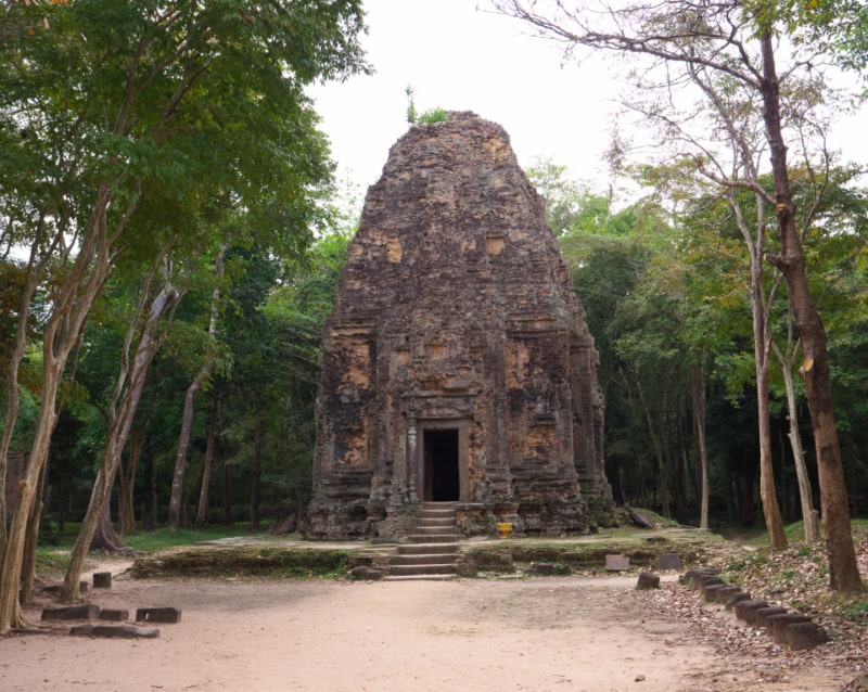 サンボー・プレイ・クックの木々に囲まれた古い寺院の写真