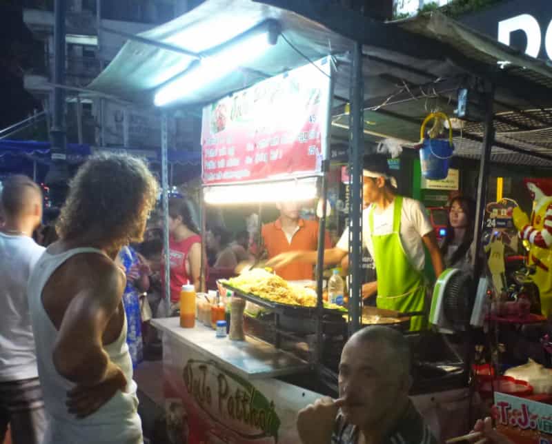 バンコクのカオサン通り。夜のパッタイ(タイの麺料理)屋台。周りにはたくさんのひとたち