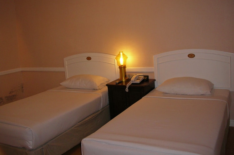 ベッドが2台と灯りの写真