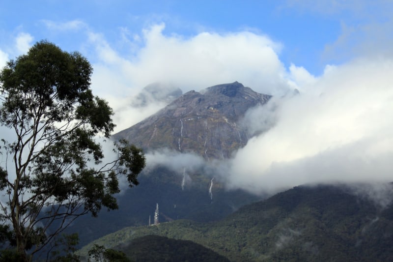 雲がかかるキナバル山の写真