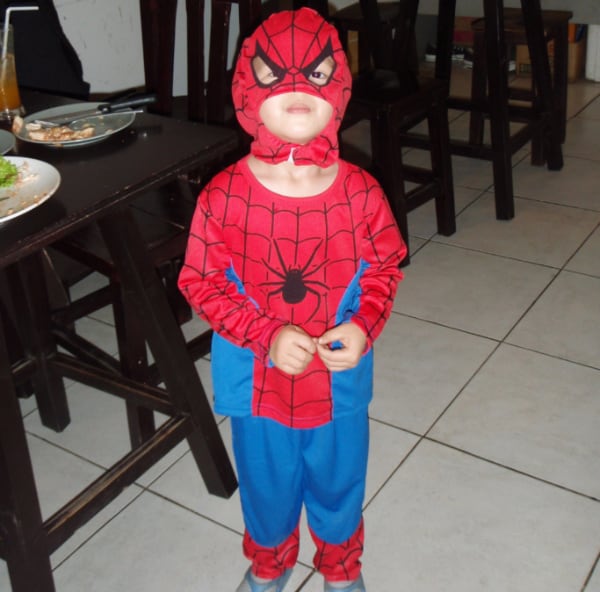 スパイダーマンの衣装を着た少年