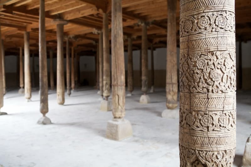 ジュマ・モスクの中。柱には複雑な紋様が刻まれている写真