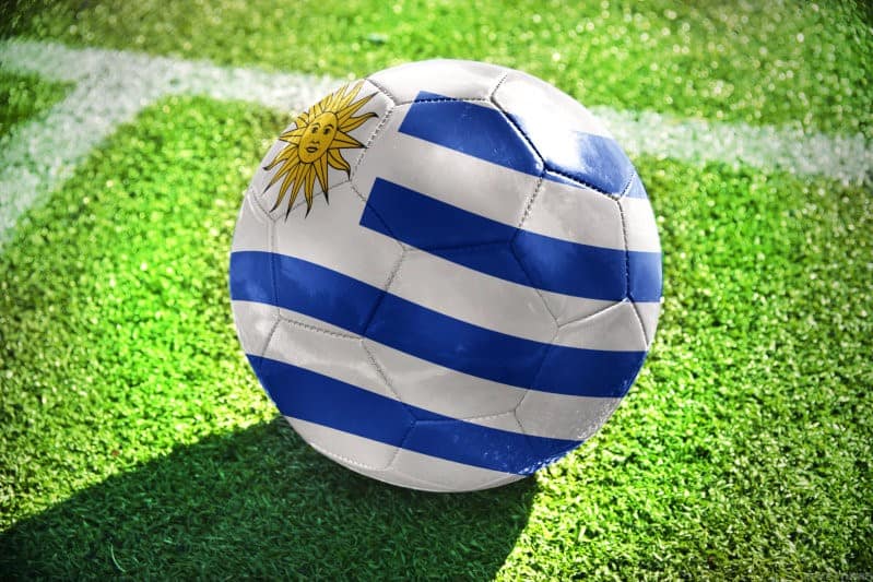 ウルグアイのエンターテインメント。ウルグアイ国旗とサッカーボールの写真