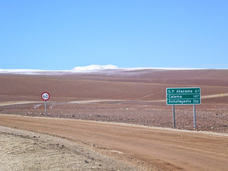 S.P.Atacama 47 という看板と、赤茶色の荒涼とした大地が広がる写真