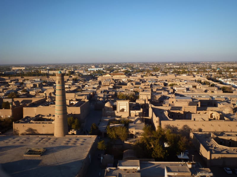 ウズベキスタンのヒヴァの街を撮った写真。円筒形の塔などいろいろな建物が見える