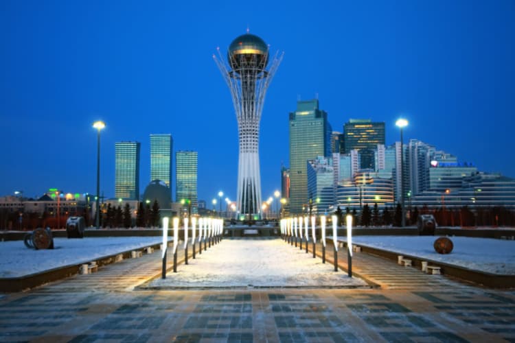 カザフスタンの首都アスタナの写真。正面には塔のような建物。周りには高層ビル