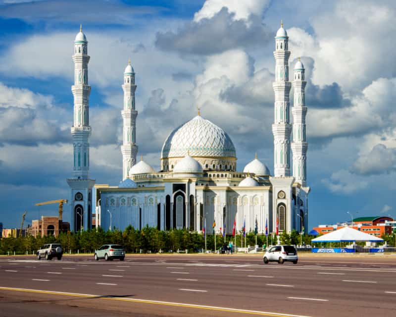 四本の柱と一つのドームがある白いイスラム建築の写真