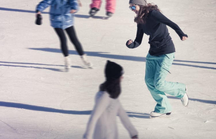 カザフスタンの都市アルマトイでスケートを楽しむ女性たちの写真