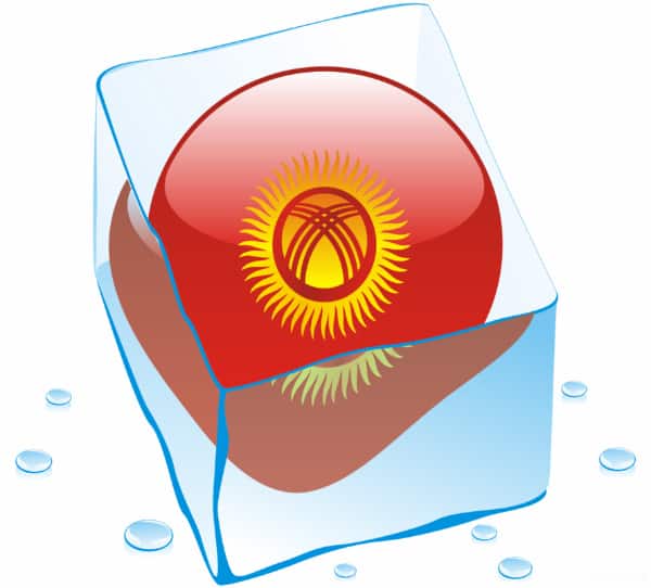 キルギス国旗の形の丸いものが正方形の氷の中に入っているイラスト