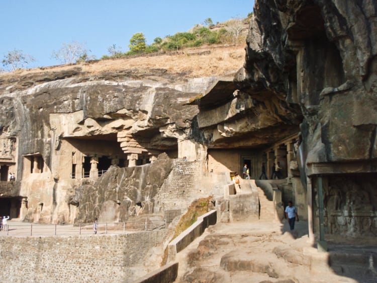 エローラの石窟群の写真。超巨大な岩から掘り出されたかのような遺跡