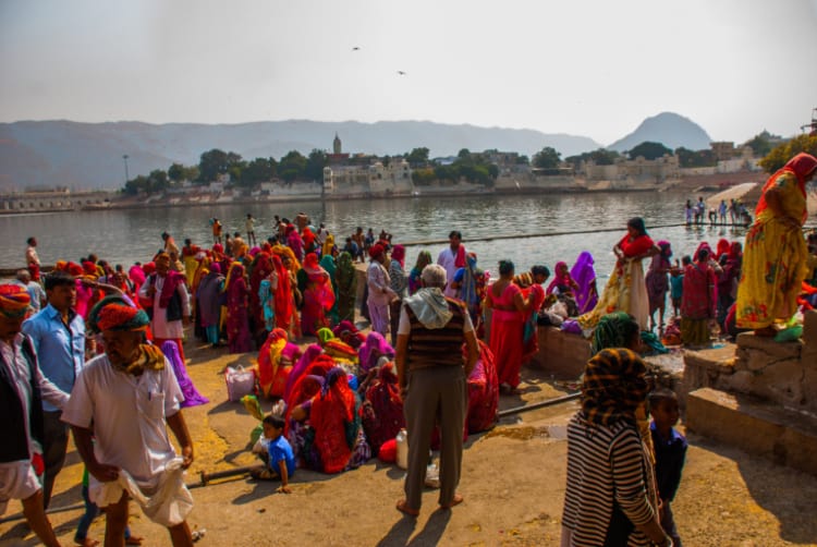 インドのラジャスタン州プシュカルでカラフルな服を着たたくさんの人達