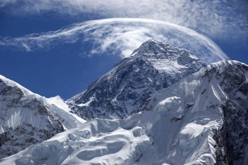 白い雪がつもったエベレスト山の写真