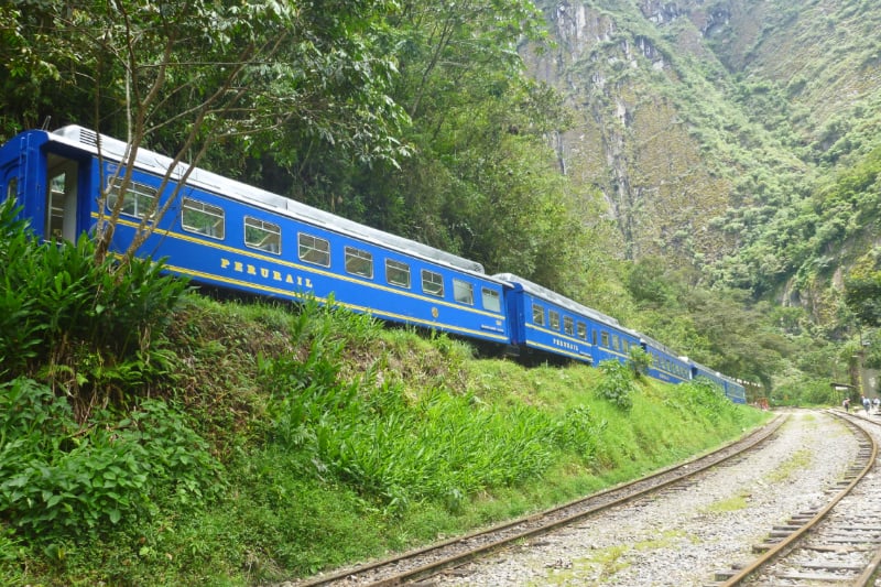 PERURAILの文字が書かれた列車が走る写真