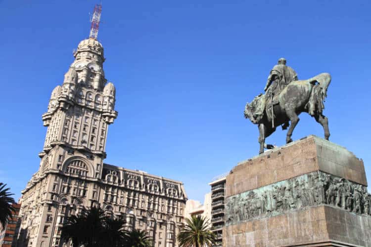 ウルグアイ首都モンテビデオの独立広場の写真