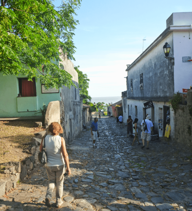 石畳の通りを歩く人々の写真