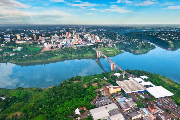 シウダー・デル・エステの街を上空から撮った写真。ブラジルと結ぶ友好橋も