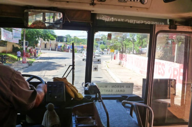 パラグアイの首都アスンシオンのバスの中から撮った写真。運転手？と窓の外が写っている