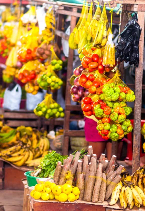 コロンビアの市場で様々なフルーツや野菜が売られている写真