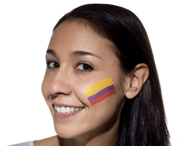 ラテン系女性で左頬にコロンビア国旗