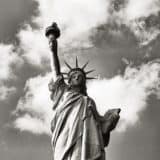 自由の女神像の白黒写真