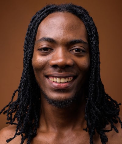 ドレッドヘアの黒人男性の写真
