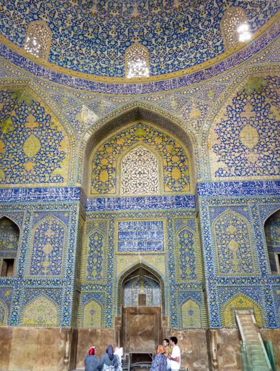 モスクの中。モザイクのタイルが緻密
