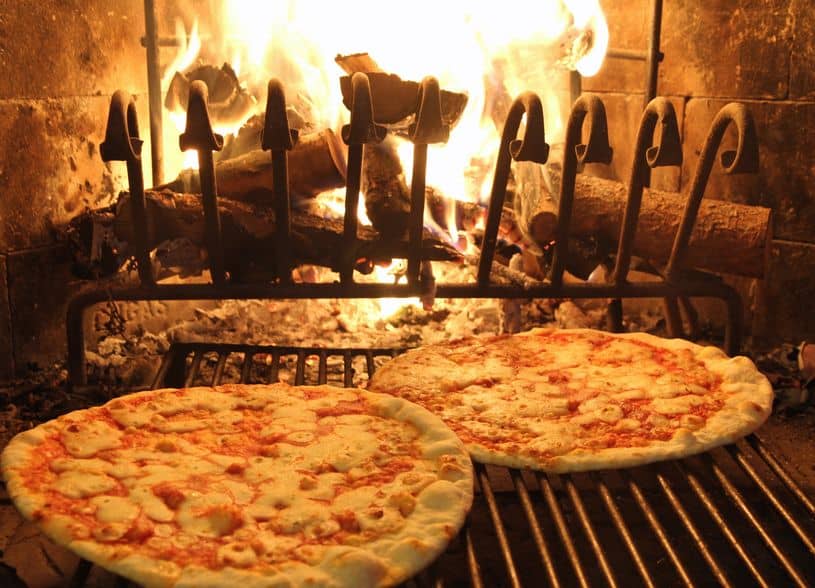 窯で焼かれる二枚のピザ