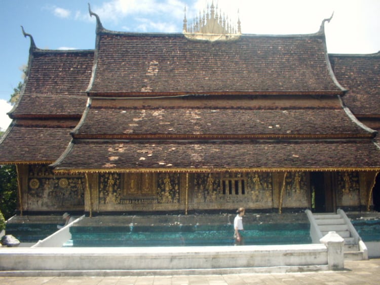お寺の大きな屋根が映る写真