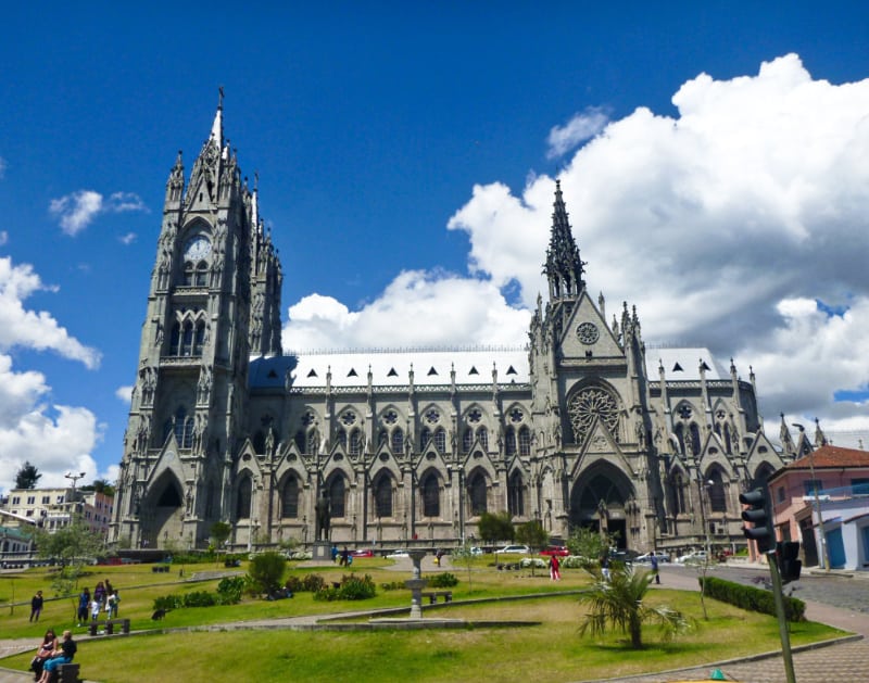 青空と雲をバックに大きな大聖堂の写真