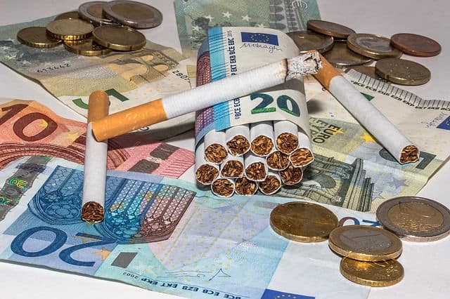 ユーロ紙幣とコインとタバコの写真