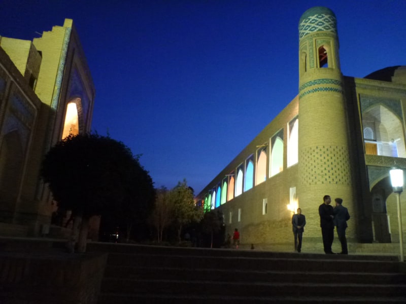 ヒヴァの夜の写真。美しい色合いの窓と塔