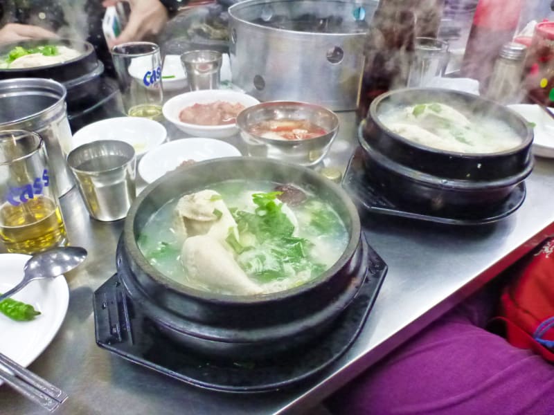 食堂での参鶏湯の鍋と料理の写真