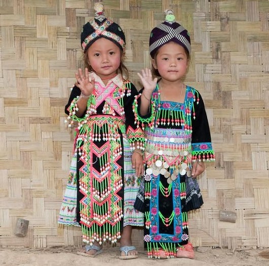 モン族の民族衣装を着た二人の女の子