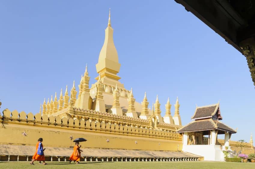 黄金色の大きな仏塔タート・ルアンの写真