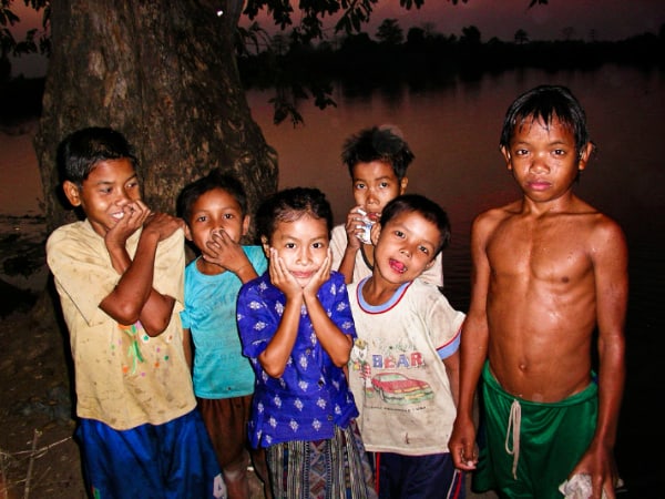 6人の子ども達の写真。バックにはメコン川が映る