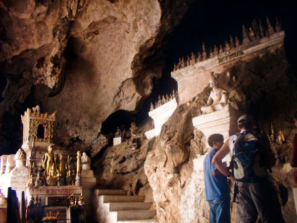 洞窟の中。仏像がたくさん並ぶ