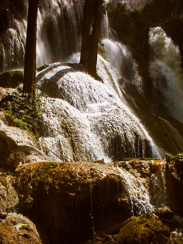 滝から水が岩を流れている写真