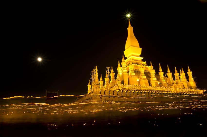 夜。大きい仏塔が黄金色に光っている