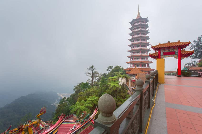 霧がかった山のお寺の写真