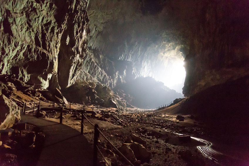 洞窟内部の写真。外から光が入ってきている