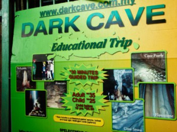 DARK CAVES educational tripなどと書かれた看板